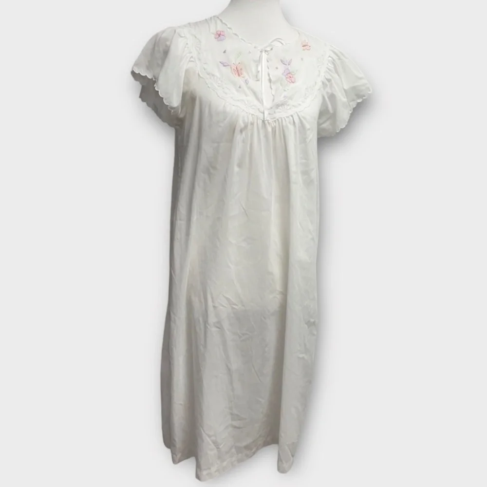 Vintage Barbizon Short-sleeved Nightgown size medium. White floral Lace nightie